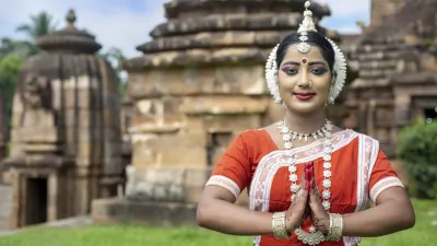 Tänzerin mit verbundenen Händen vor einem alten Tempel
