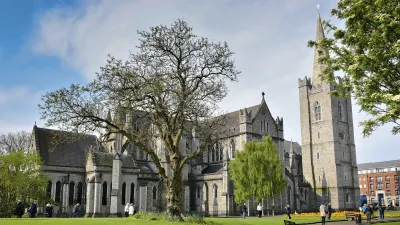 Die St. Patrick's Cathedral erhebt sich majestätisch über einem grünen Park.