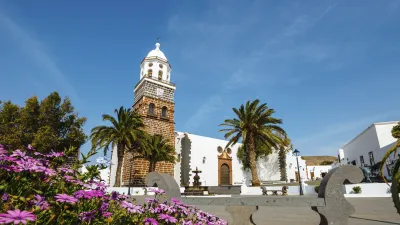 Historische Kirche mit Glockenturm in der Stadt Teguise auf Lanzarote