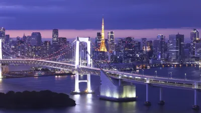 Tokio bei Nacht mit Brücke und Skyline