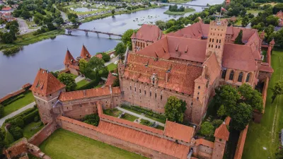 Marienburg, eine mittelalterliche Burg in Polen, thront an einem Fluss.