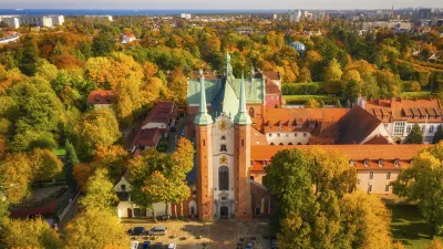 Die Oliwa-Basilika in Danzig zeigt sich im Herbstlaub