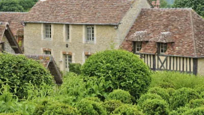 Historisches Fachwerkhaus mit roten Ziegeldächern in Frankreich