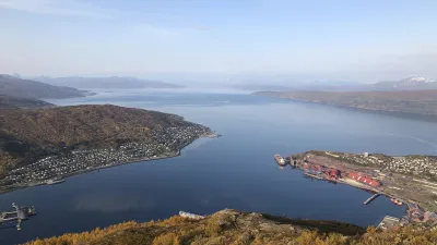 Narvik in Norwegen zeigt eine Stadt am Fjord mit Bergen im Hintergrund