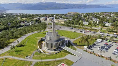 Die moderne Nordlichtkathedrale in Alta, Norwegen, erhebt sich über der Stadt.