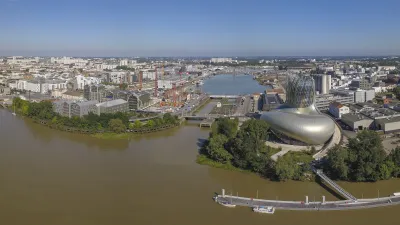 Das moderne Weinmuseum Cité du Vin liegt am Ufer der Garonne in Bordeaux.