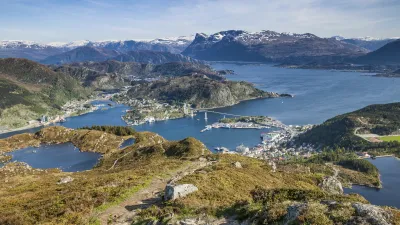 Norwegische Küstenlandschaft mit Stadt und Bergen