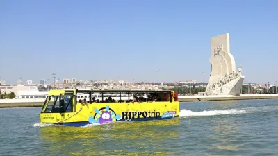 Gelber Amphibienbus fährt auf dem Fluss Tejo in Lissabon.