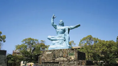Friedensstatue erhebt die Hand zum Himmel im Friedenspark.
