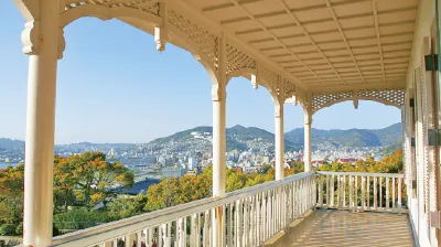 Blick von einer Veranda auf die Stadt Nagasaki mit Bergen im Hintergrund
