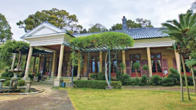 Historisches japanisches Gebäude mit Säulen und Garten