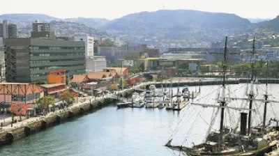 Historischer Segler liegt im Hafen von Nagasaki vor der Stadt.