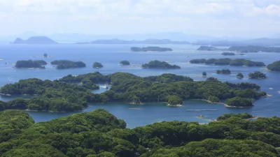 Grüne Inseln liegen im blauen Meer des Saikai Nationalparks.