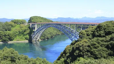 Eine große Brücke überspannt das türkisfarbene Wasser im Nationalpark.