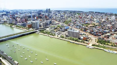 Boote liegen im Wasser vor der Stadt Niigata.