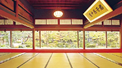 Traditioneller japanischer Raum mit Blick auf einen Garten