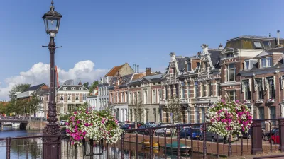 Haarlem Gracht mit historischen Häusern und blühenden Blumenkästen
