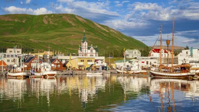 Hafen von Húsavík mit bunten Häusern und Booten im Wasser