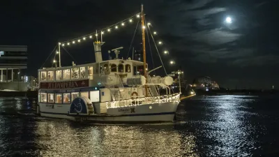 Weihnachtsschiff fährt nachts auf dem Wasser
