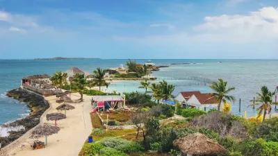 Tropische Strandhütte mit Blick auf das türkisfarbene Meer.