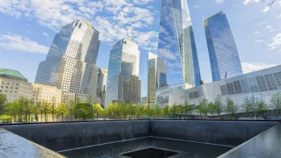 Gedenkstätte des World Trade Centers mit Wasserbecken und Wolkenkratzern.