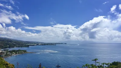 Blick auf die Küstenstadt Papeete mit blauem Meer und Bergen