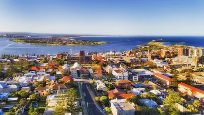 Newcastle Stadtlandschaft mit Blick auf den Hunter River und die Küste.
