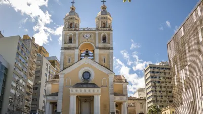 Die Kathedrale Santa Catarina thront auf einer breiten Treppe.