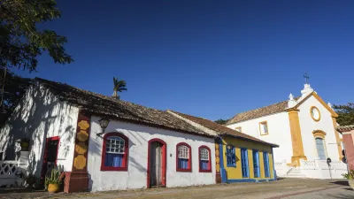 Koloniale Häuser mit roten Fensterrahmen in Florianópolis