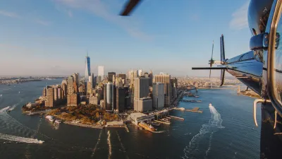 New York City Skyline vom Helikopter aus betrachtet.