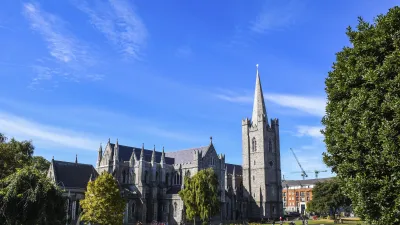 Historische Kathedrale mit hohem Turm dominiert den Platz in Dublin