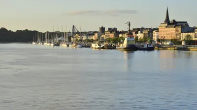 Hafen von Waterford mit Booten und Gebäuden am Ufer.