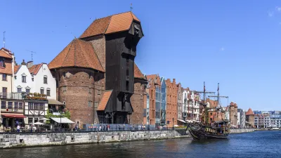 Die Plaza de España in Sevilla zeigt eine beeindruckende Architektur und einen Kanal mit Booten.
