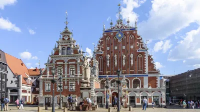 Historisches Gebäude mit Fassade und Menschen auf einem Platz