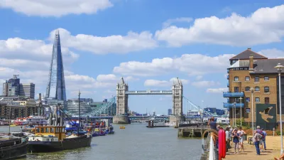 Die Tower Bridge überquert die Themse in London.