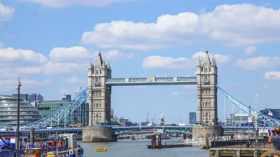 Die Tower Bridge in London überspannt die Themse an einem sonnigen Tag.