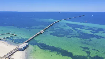Lange Anlegesteg erstreckt sich ins türkisfarbene Meer in Busselton, Australien.