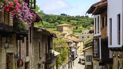 Historische Gasse in Santillana del Mar mit mittelalterlicher Architektur
