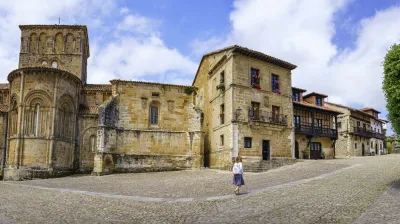 Historische Gebäude säumen den Platz in Santillana del Mar