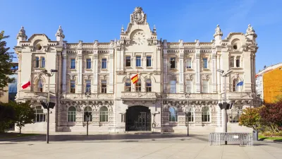 Historisches Stadthaus in Santander mit spanischer Flagge
