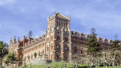 Historisches Universitätsgebäude mit markantem Turm in Comillas