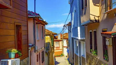 Traditionelle Häuser säumen eine enge Gasse in Bursa, Türkei.