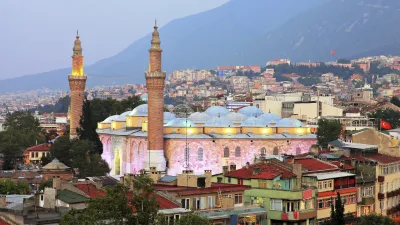 Historische Moschee mit Minaretten in der türkischen Stadt Bursa.
