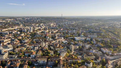 Luftaufnahme der Stadt Rousse in Bulgarien mit vielen Gebäuden.