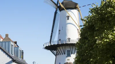 Historische Windmühle steht an einer gepflasterten Straße