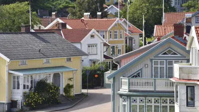 Schweden: Bunte Holzhäuser säumen eine ruhige Straße.