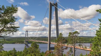 Die Hochbrücke Adalen überspannt den Fluss Ångermanälven in Schweden.