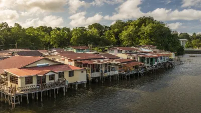 Traditionelle Häuser auf Stelzen prägen das Flussdorf Kampong Ayer.