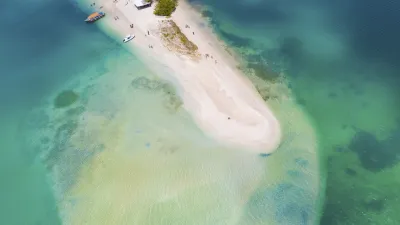 Tropische Insel mit türkisfarbenem Wasser und Booten