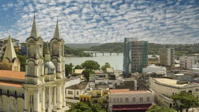 Historische Kirche mit Türmen dominiert das Stadtbild von Ilhéus in Brasilien.